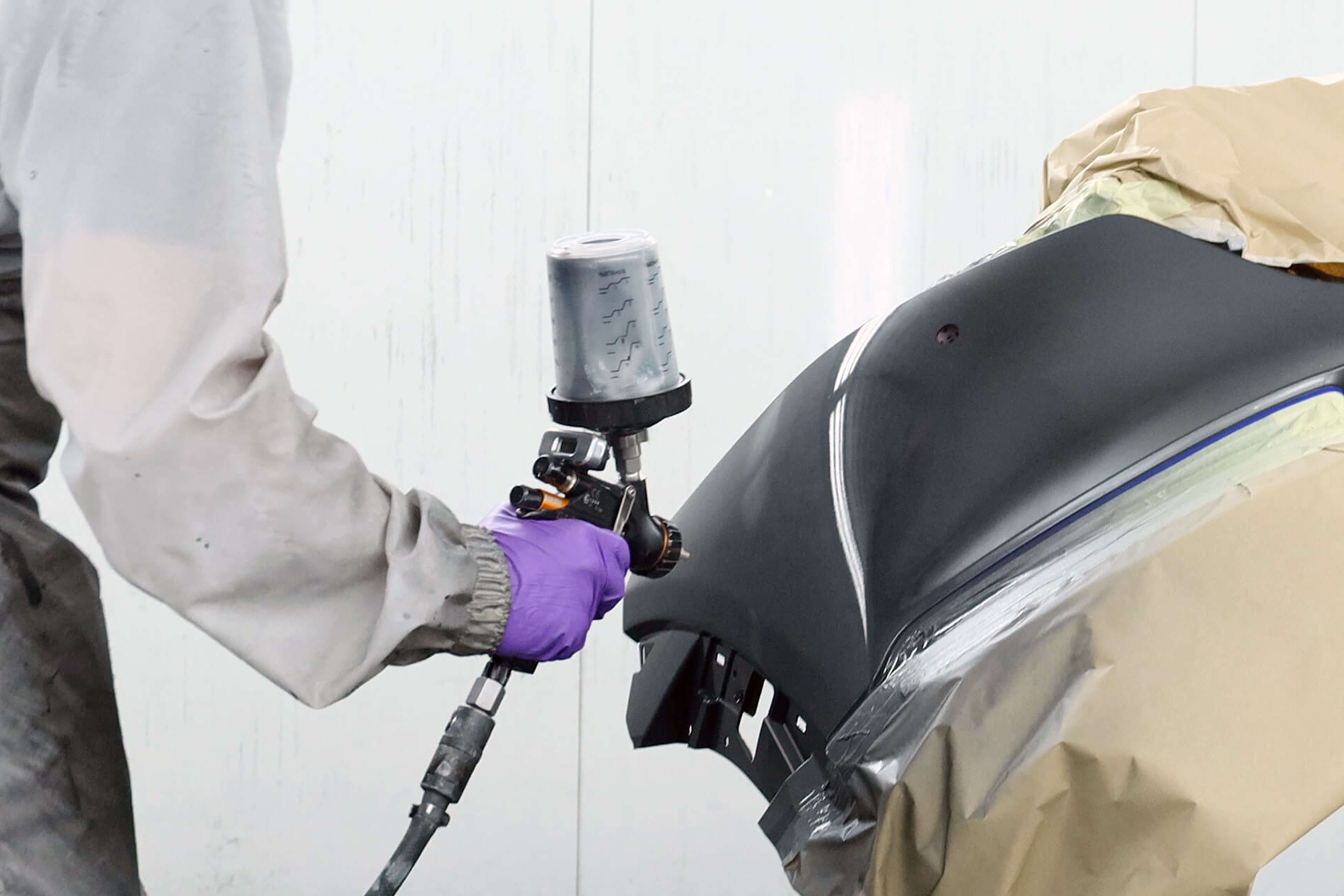 WerkenbijAutoHaarhuis_0001_spuiten schadeherstel