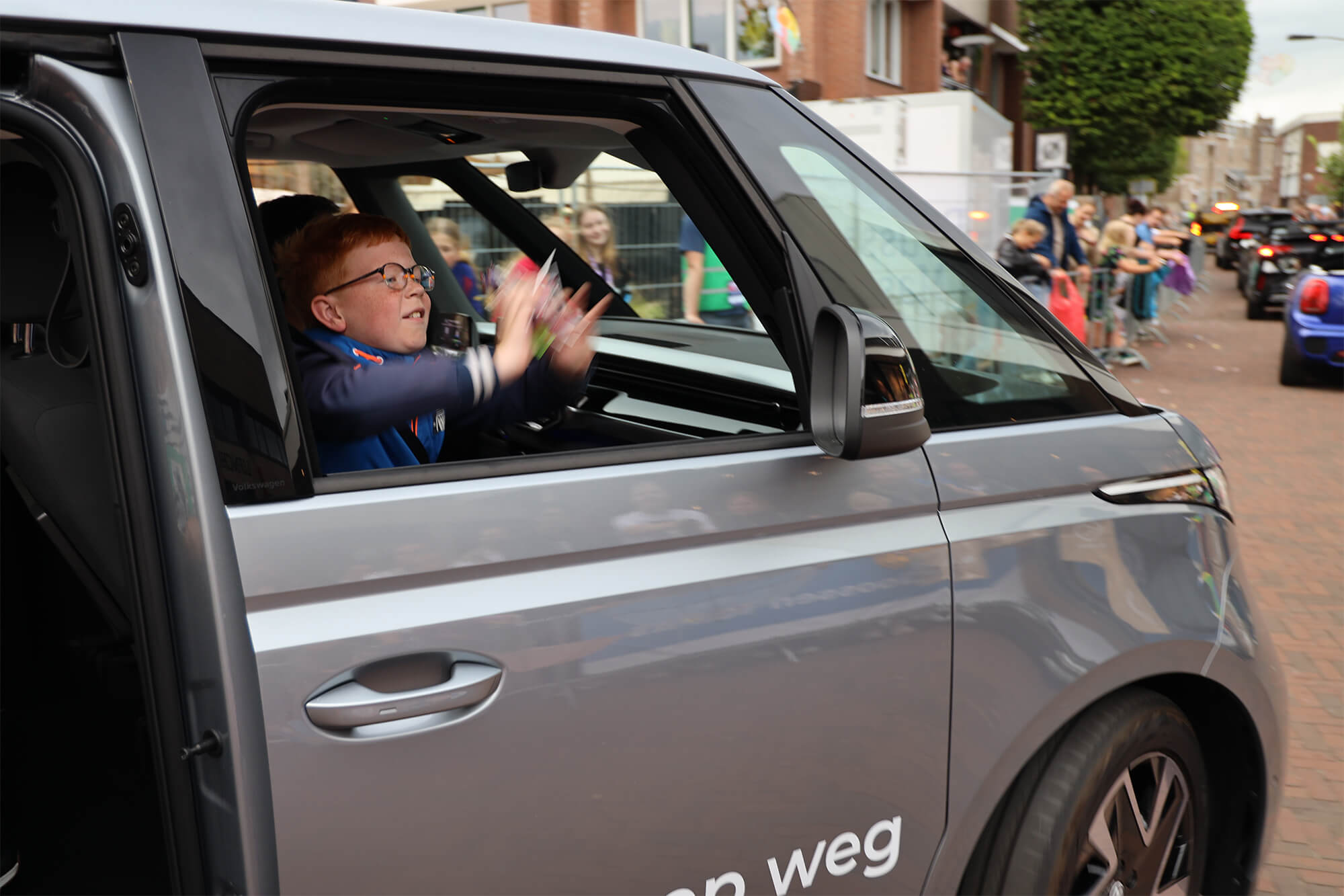 Luuk-ID.Buzz-Reclamekaravaan-Profronde-AutoHaarhuis