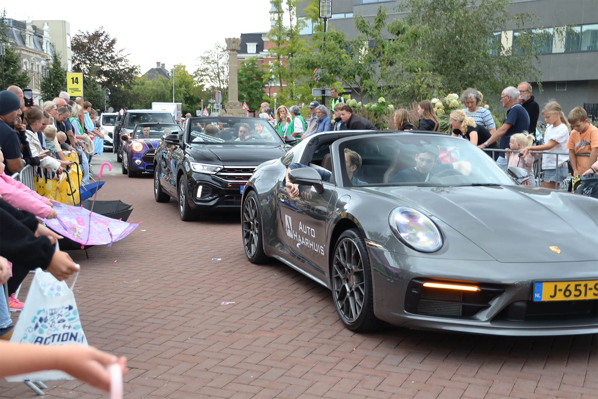 Snoep-uitdelen-Profronde-Almelo-AutoHaarhuis