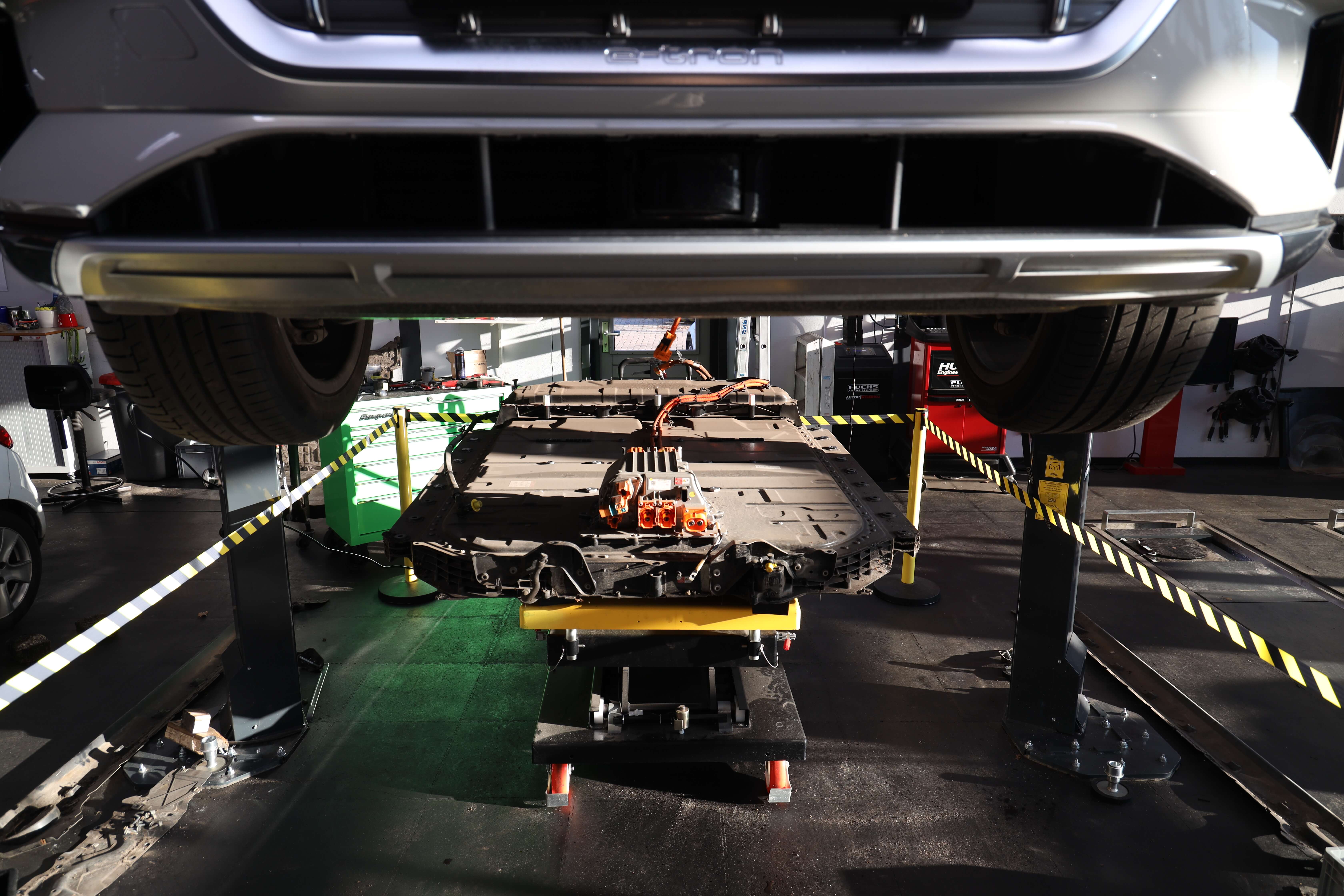 Audi-e-tron-SX6-hoogspanningsaccu-vervangen-repareren-AutoHaarhuis-vakspecialisten-werkplaats2