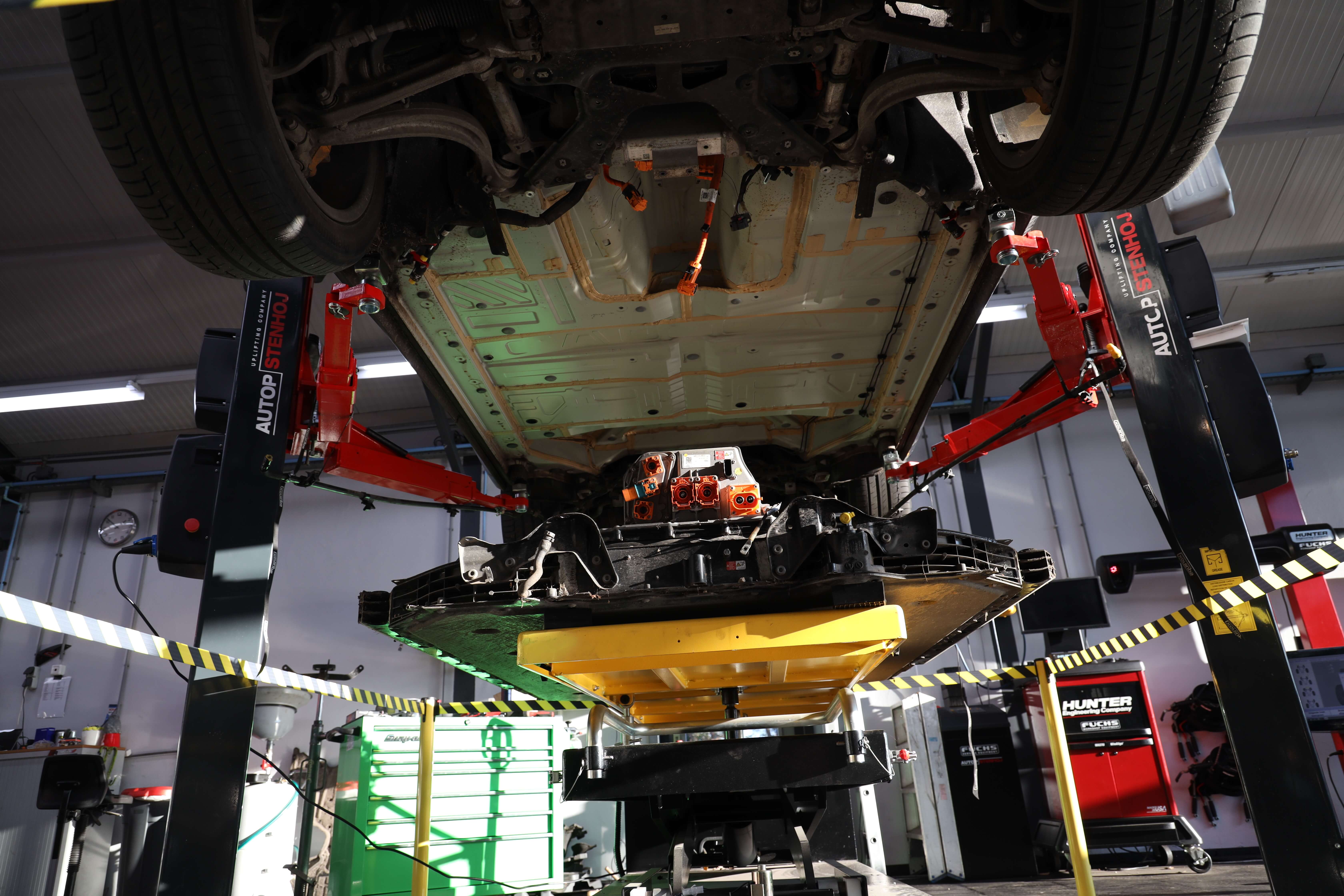 Audi-e-tron-SX6-hoogspanningsaccu-vervangen-repareren-AutoHaarhuis-vakspecialisten-werkplaats3
