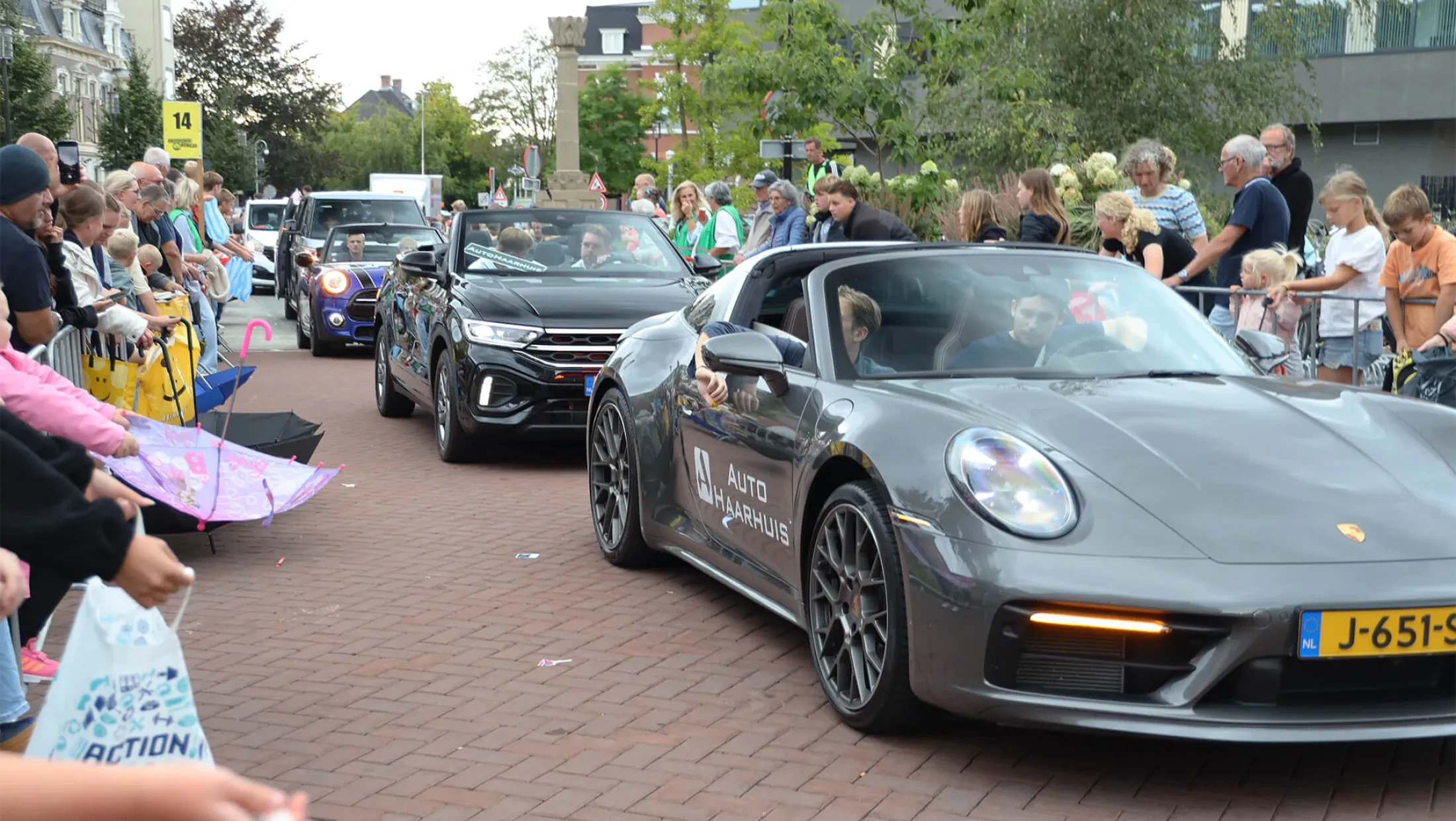 Snoep-uitdelen-Profronde-Almelo-AutoHaarhuis