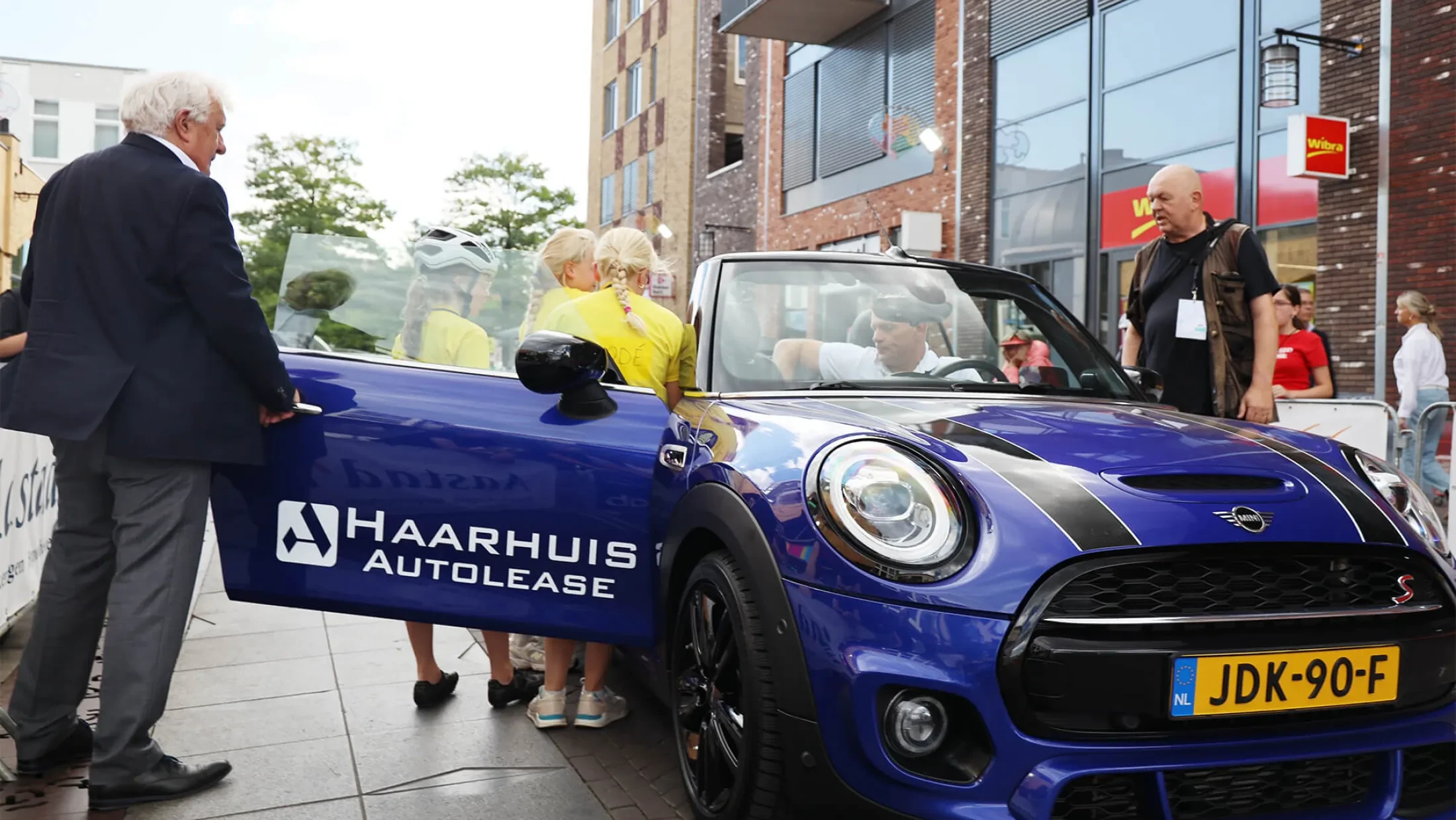 instappen-ereronde-AutoHaarhuis-Profronde-Almelo