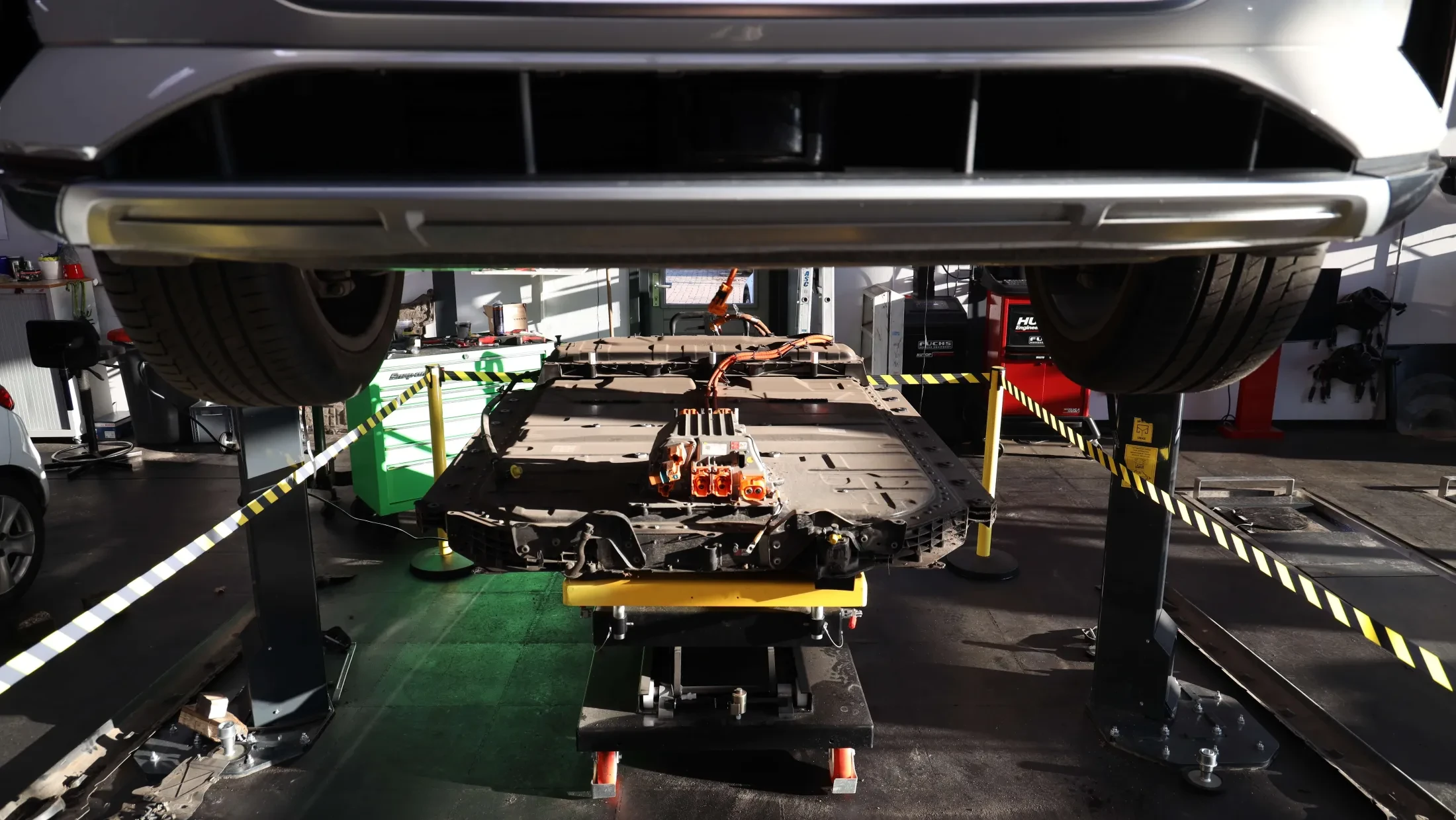 Audi-e-tron-SX6-hoogspanningsaccu-vervangen-repareren-AutoHaarhuis-vakspecialisten-werkplaats2