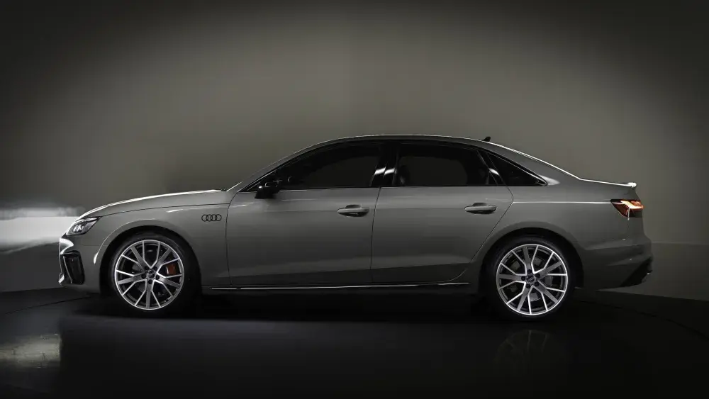 Audi A4 Limousine zijkant