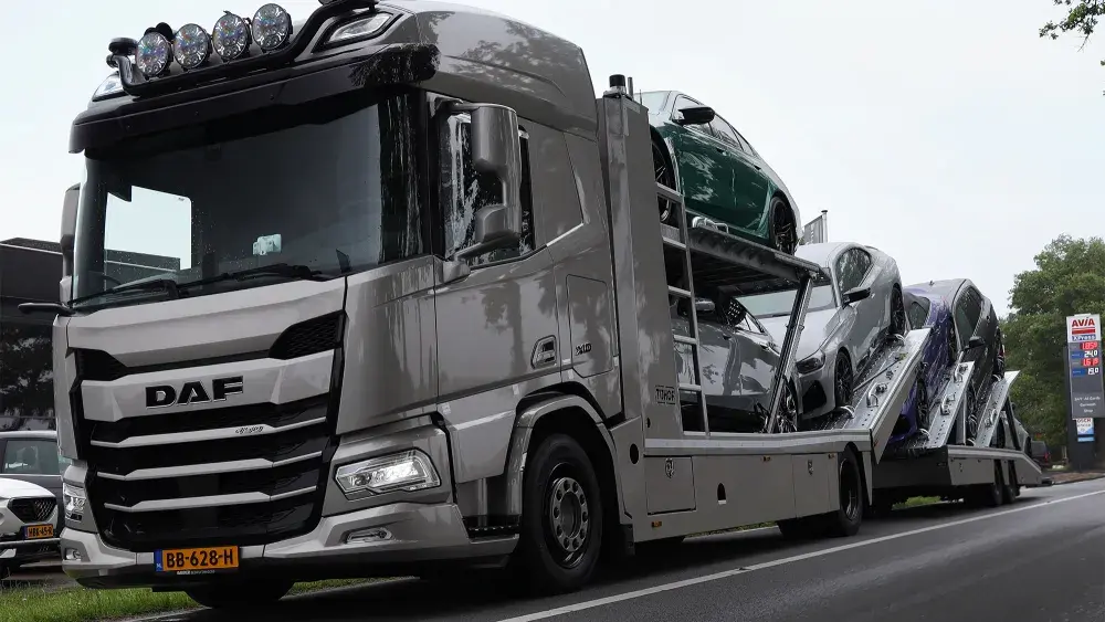 DAF-Tijhof-transporter-geparkeerd.jpg