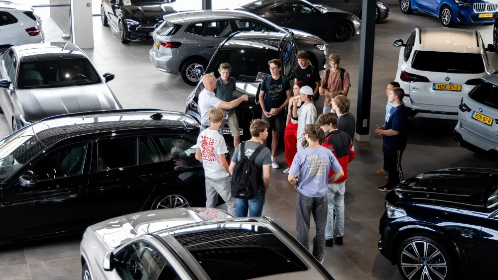 AutoHaarhuis-bedrijfsbezoek-leerlingen-ROC-van-Twente4_.jpg