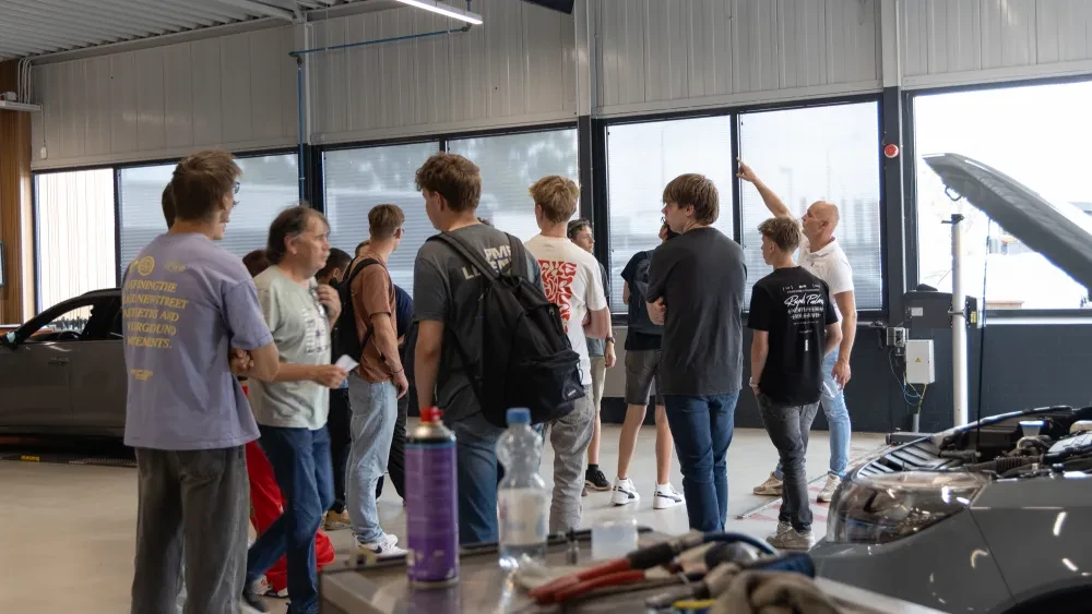 AutoHaarhuis-bedrijfsbezoek-leerlingen-ROC-van-Twente9_.jpg