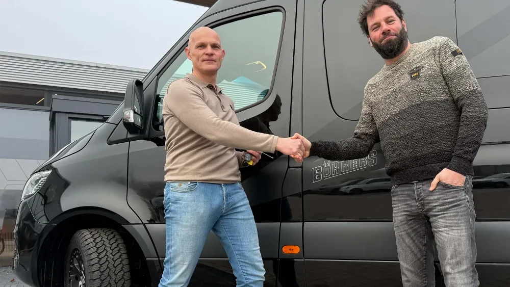 bus-in-huisstijl-op-maat-AutoHaarhuis-Bedrijfswagens-Bökkers