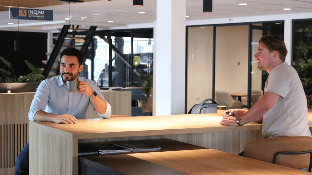 Gesprek-aan-koffietafel-AutoHaarhuis-Almelo