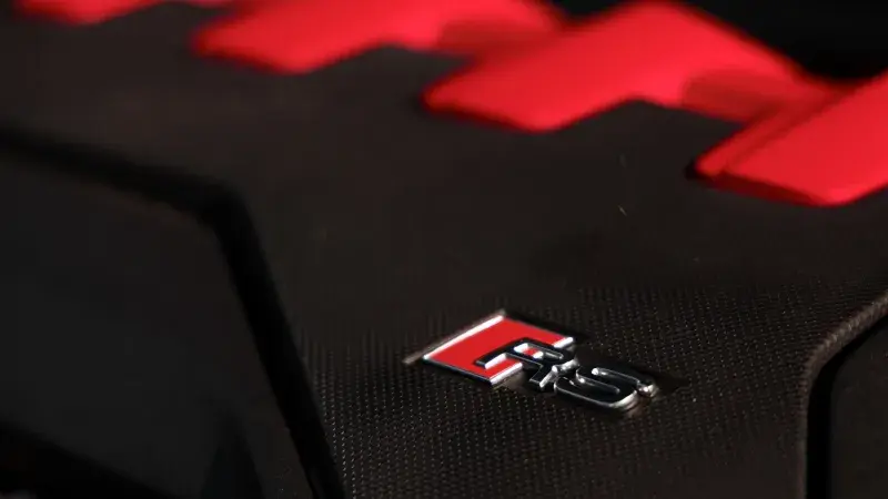 Audi RS Q3 Motor RS Embleem